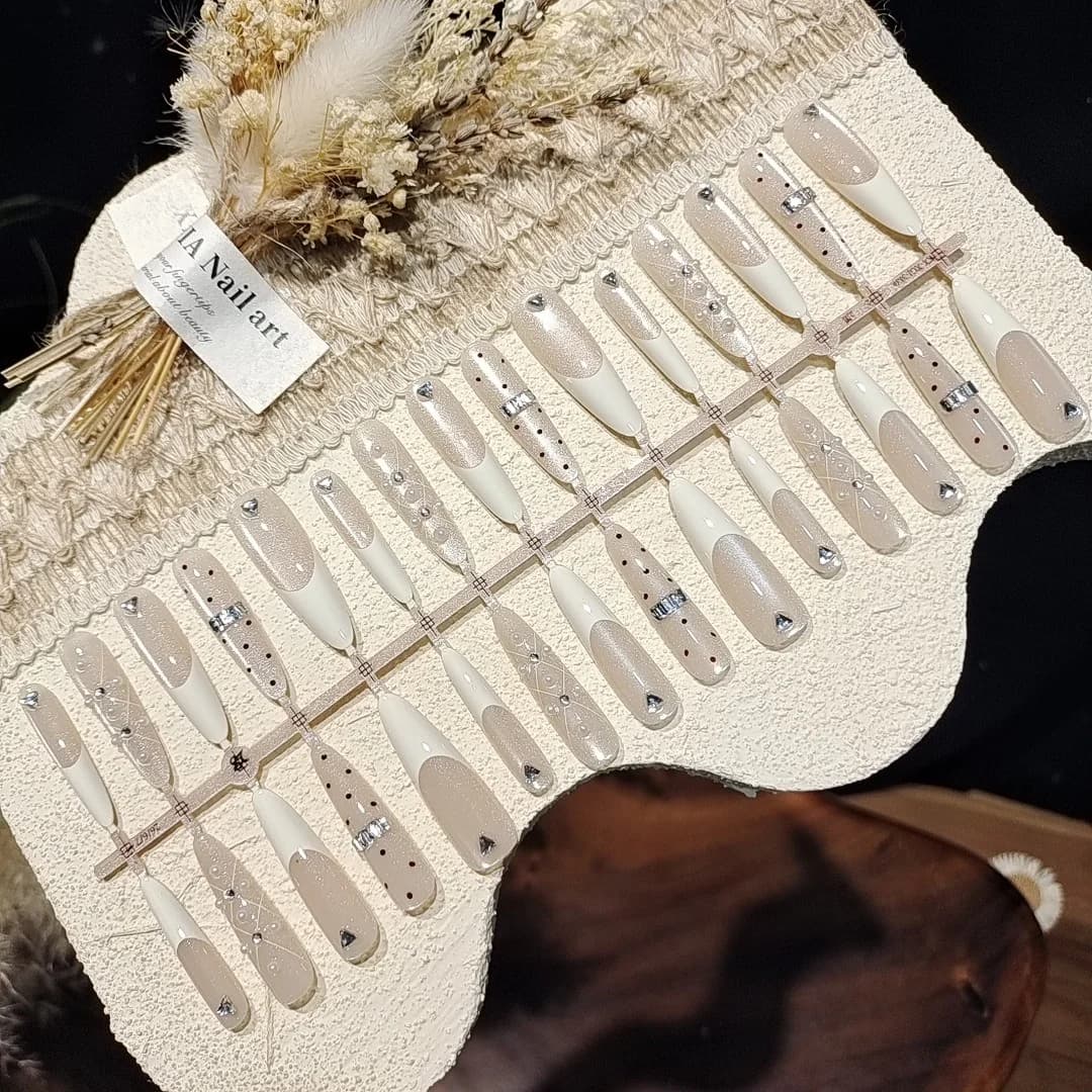 Uñas Postizas Blanco Lechoso con Grandes Diamantes de Imitación, Efecto Ojo de Gato