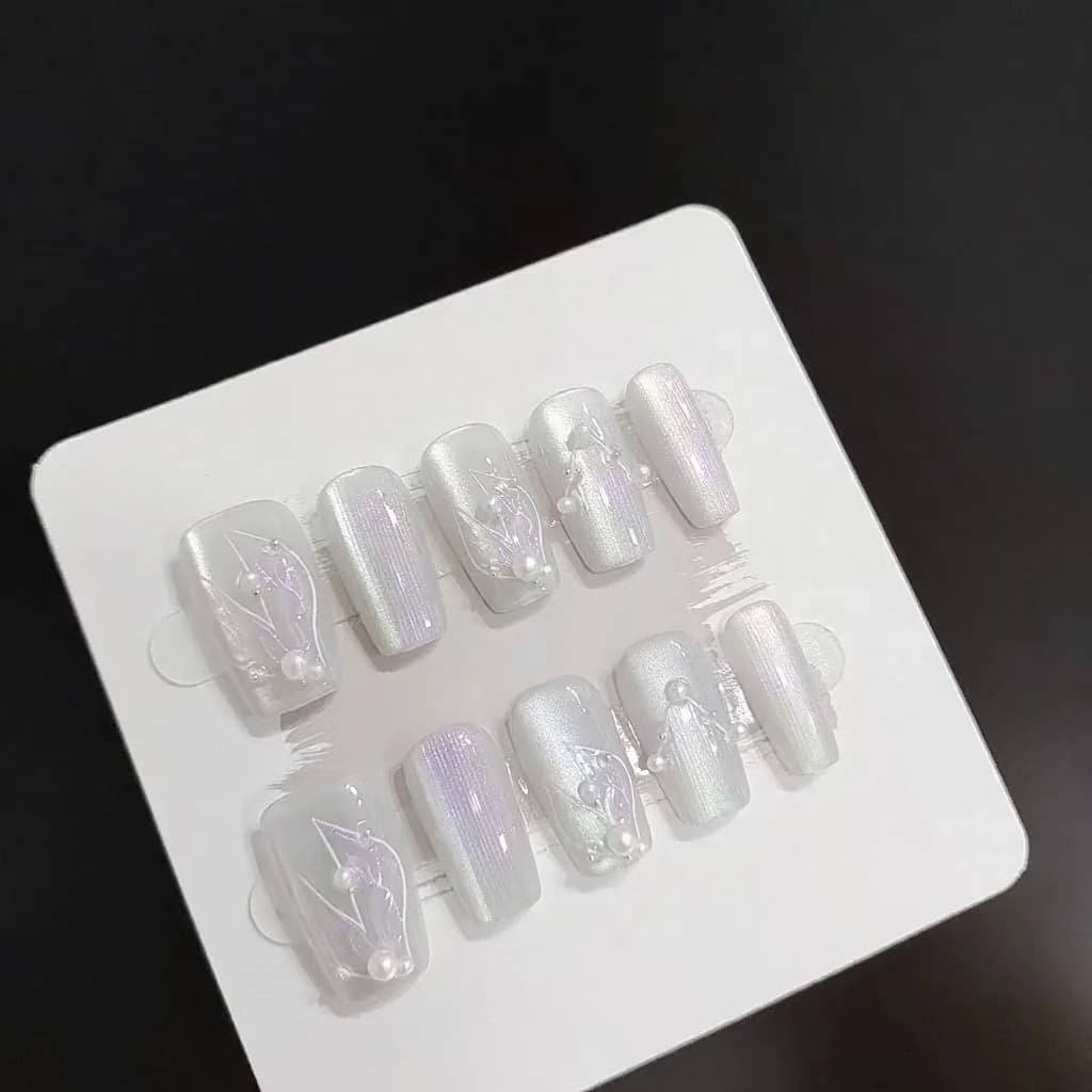 Uñas Postizas Plateadas Blancas Sirena Ojo de Gato con Perlas