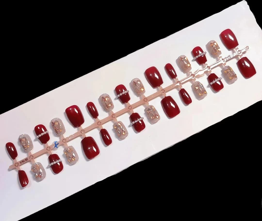 Uñas Postizas Rojas con Cadena y Strass Aurora, Forma Bailarina Corta