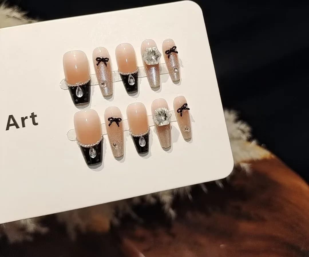 Uñas Postizas Melocotón y Chocolate Oscuro con Lazo, Diseño Brillo Ojo de Gato