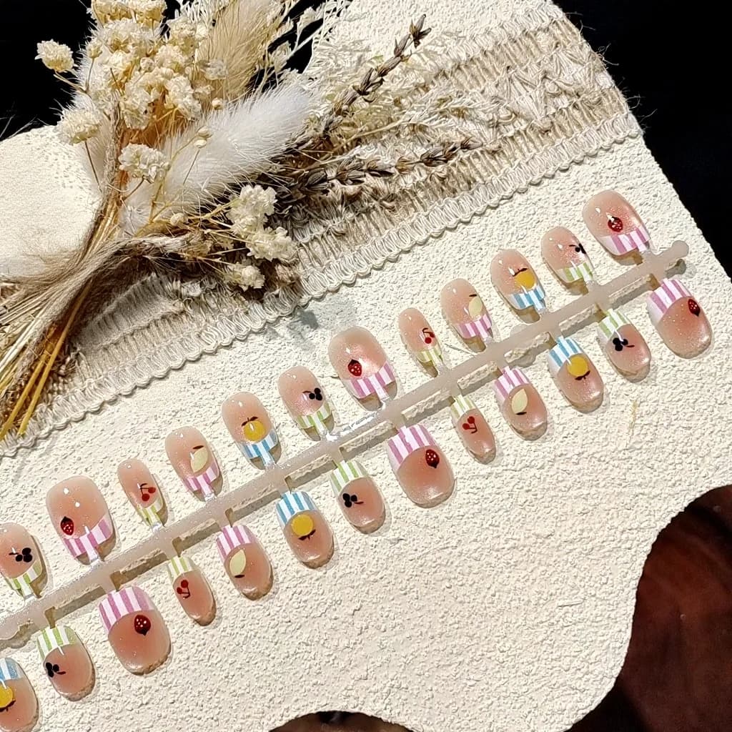 Uñas Postizas Cortas Bailarina, Estilo Dulce Ojo de Gato con Diamantes de Imitación