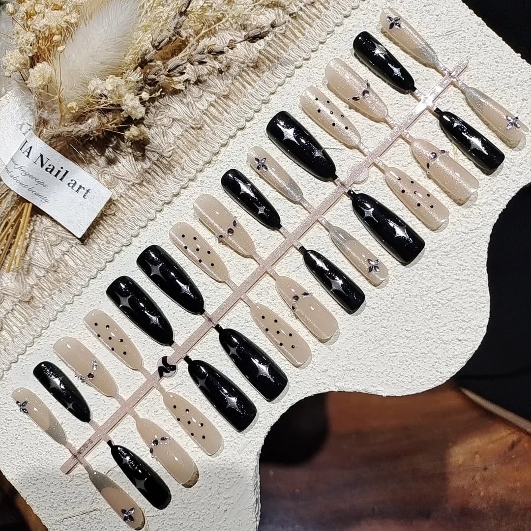 Uñas Postizas Stiletto con Estrás Diseño Cielo Estrellado Oscuro