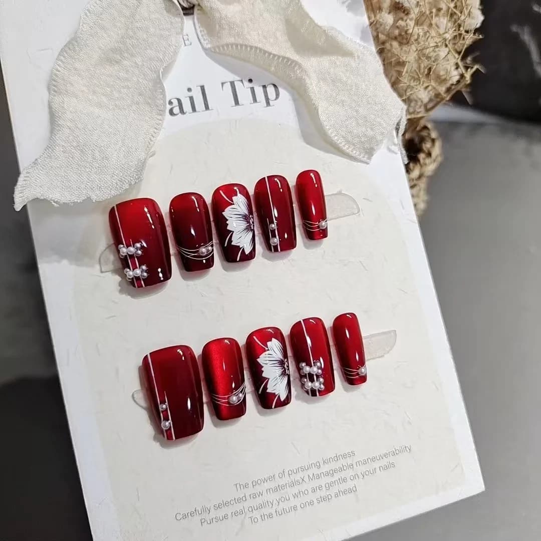 Uñas Postizas Rojas Florales, Forma Coffin Media, Acabado con Purpurina, 10 Piezas