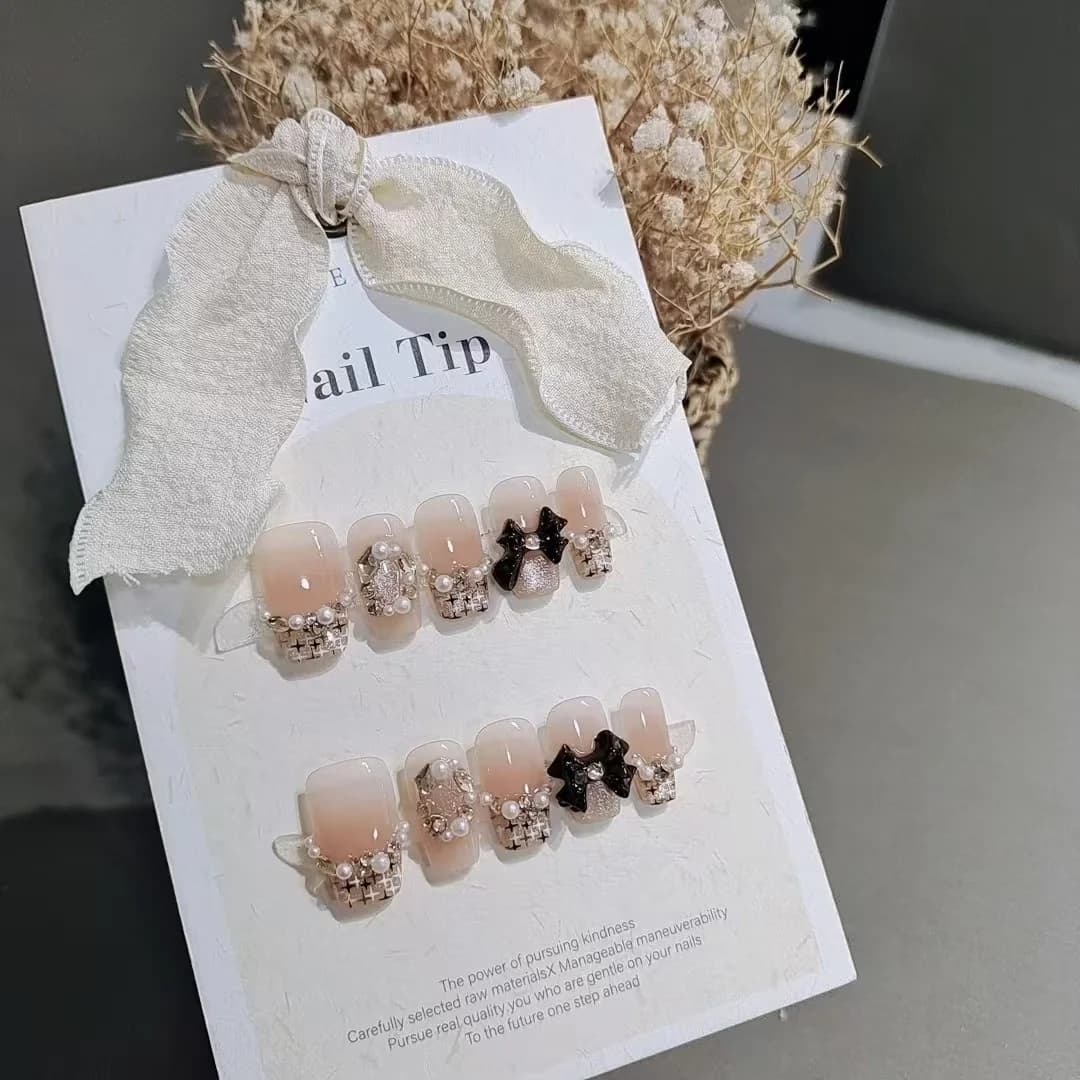 Uñas Postizas Cortas Forma Ataúd Cuadros Mariposa Perlas y Strass
