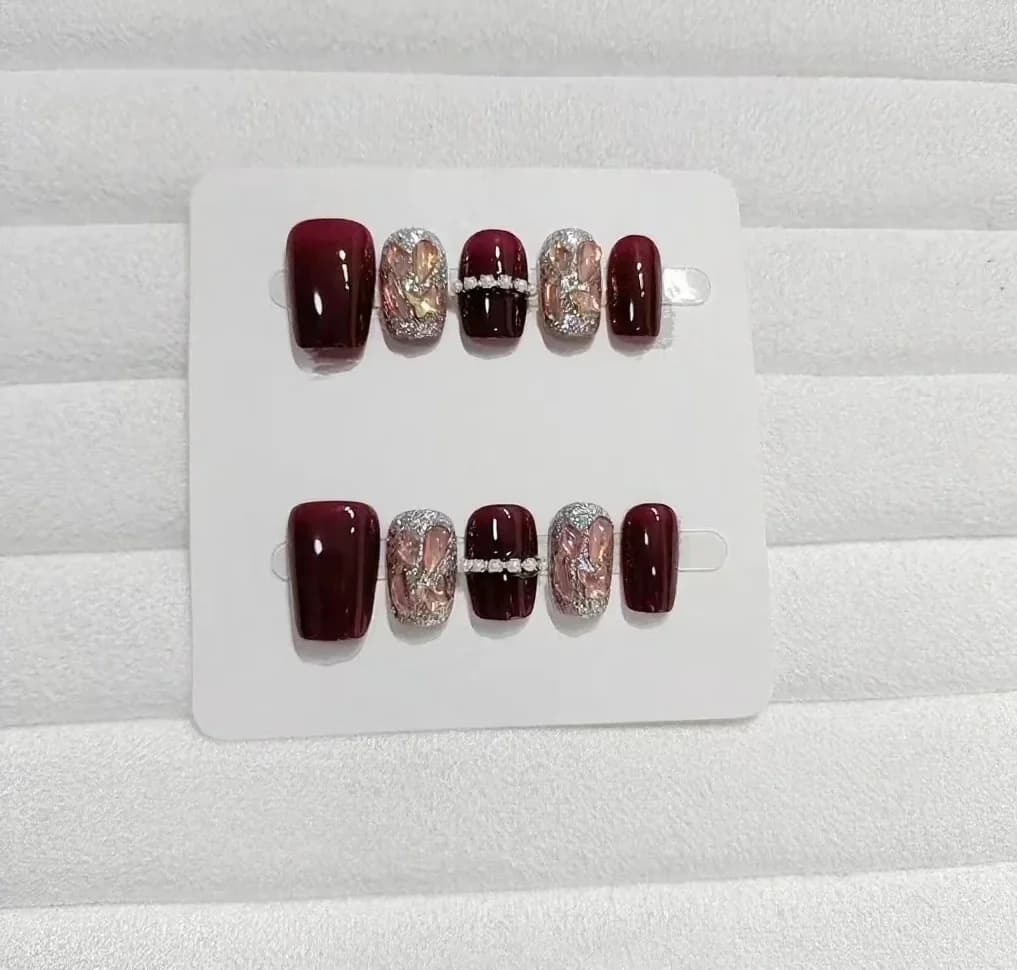 Uñas Postizas Cielo Estrellado Rojo con Diamantes de Imitación en Cadena, Forma Corta Ataúd