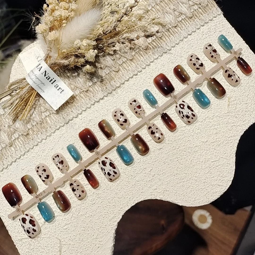 Uñas Postizas Cortas Estilo Bailarina con Estampado de Leopardo, Efecto Ojo de Gato y Purpurina