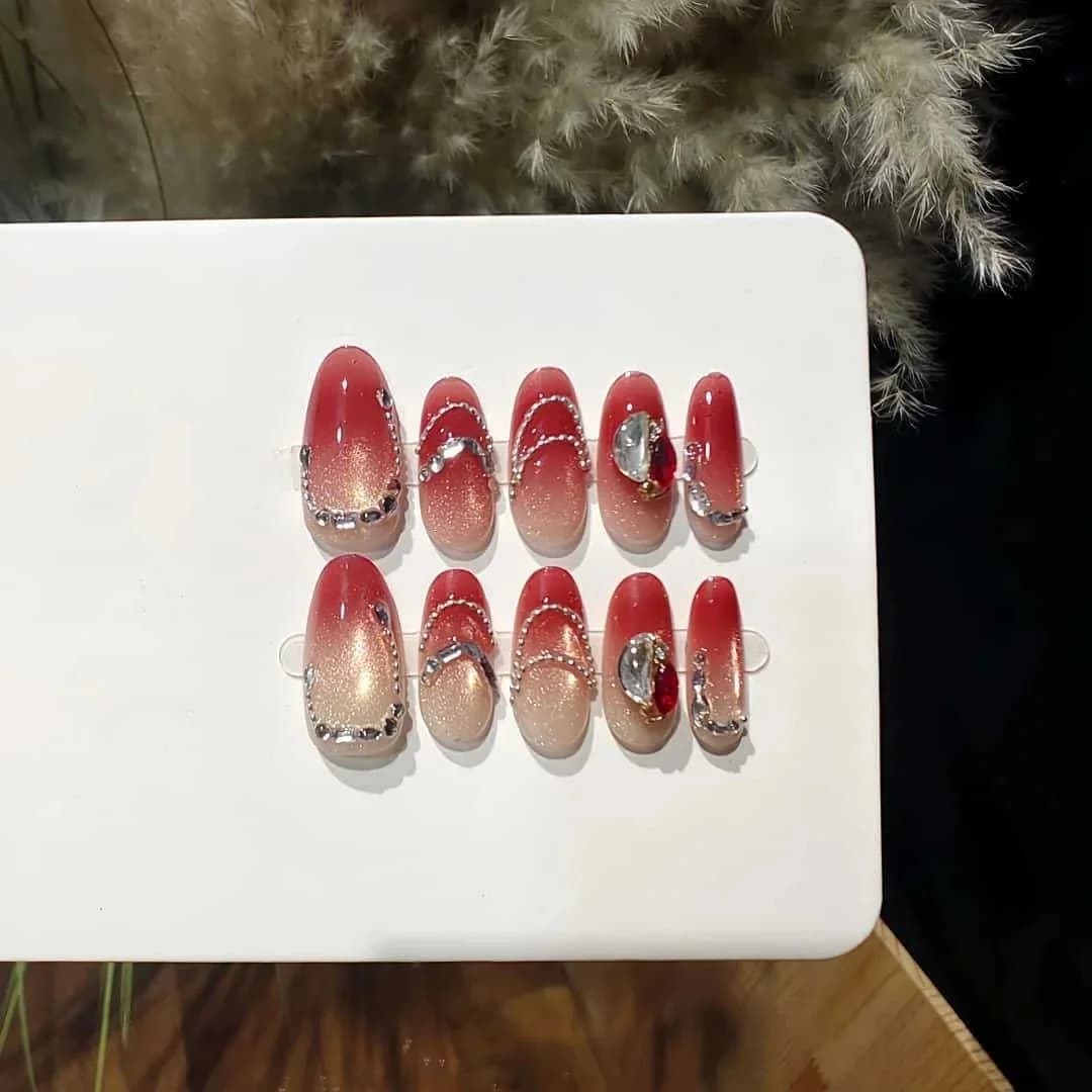 Uñas Postizas Ojo de Gato Rojo Rosado con Cristales y Cadenas