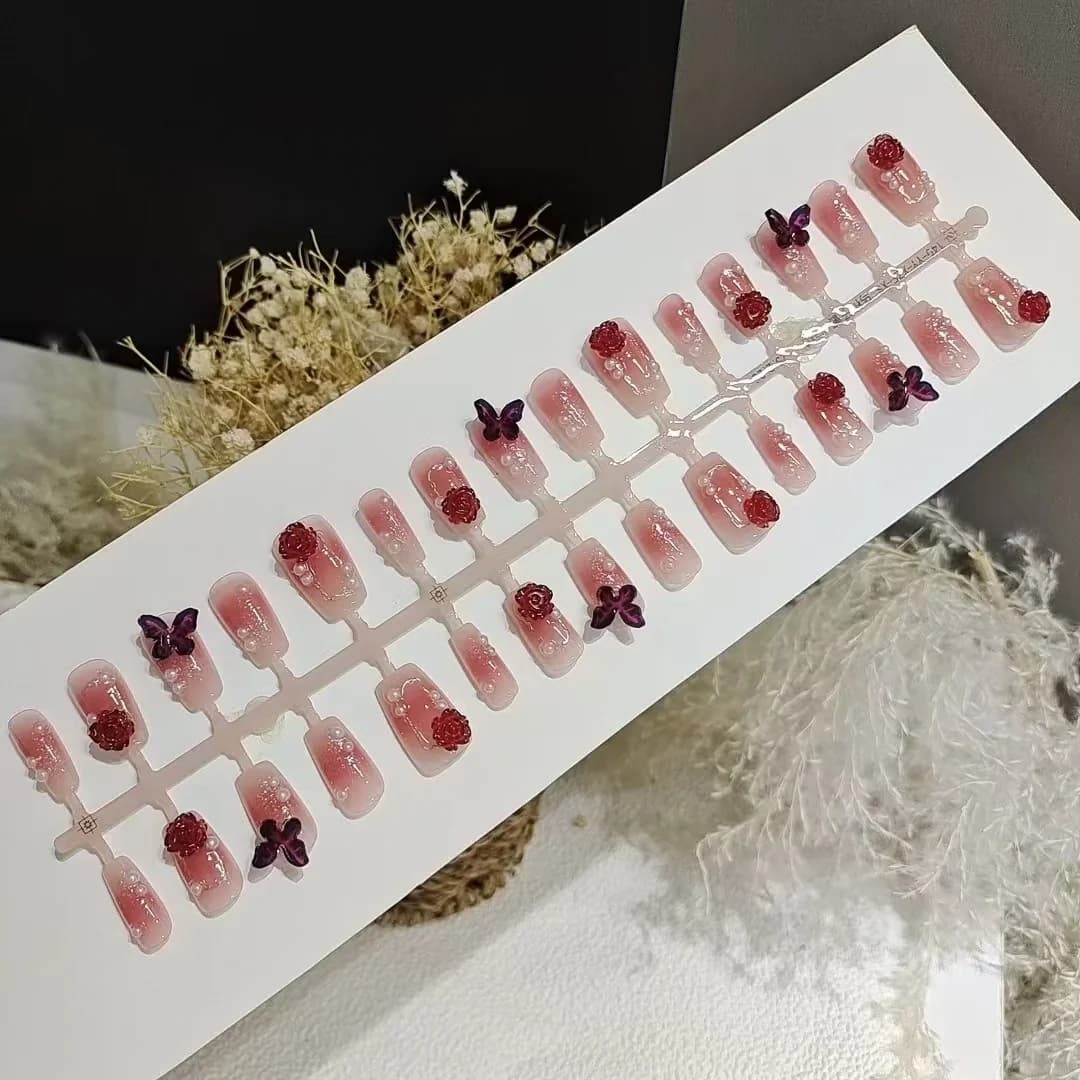 Uñas Postizas Cortas Coffin Diseño Floral Mariposa Rubor Ciruela 30 Piezas