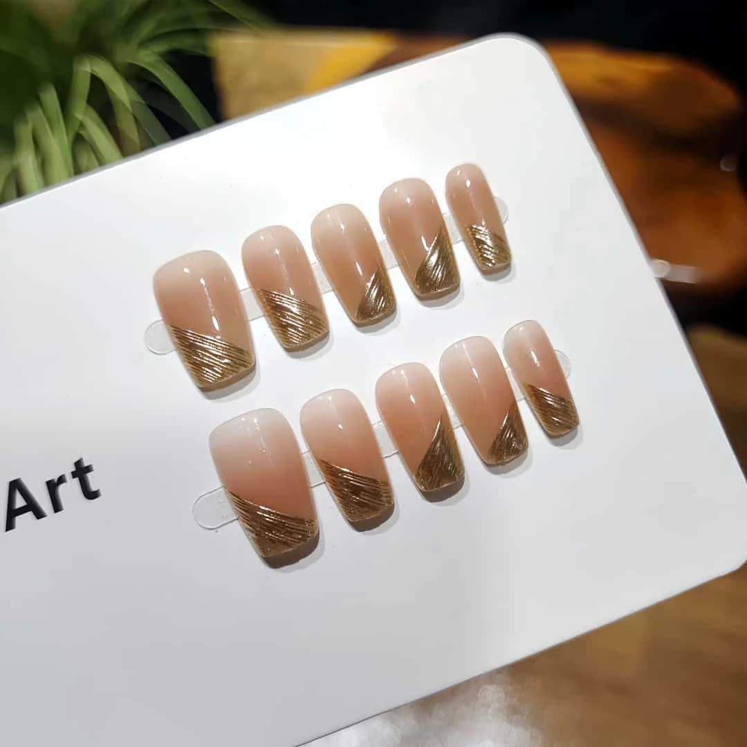 Uñas Postizas con Punta Francesa Diagonal y Acabado Cromo Espejo