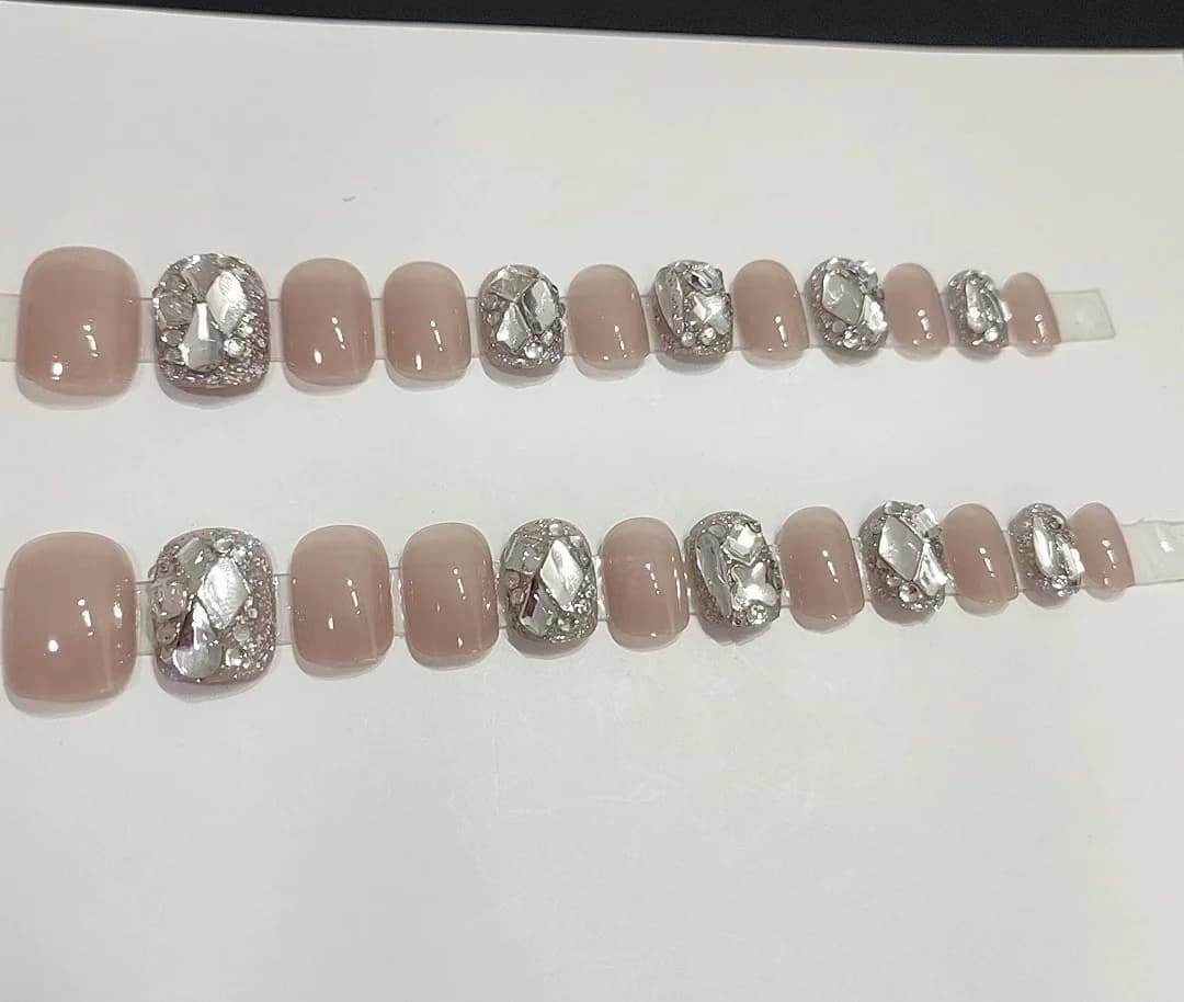 Uñas Postizas Cortas con Diseño Translúcido Hielo y Diamantes de Imitación, 24 Piezas