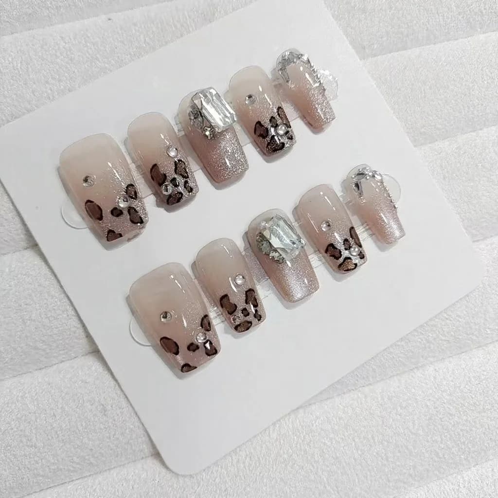 Uñas Postizas Estampado de Leopardo con Diamantes Forma Coffin Corta