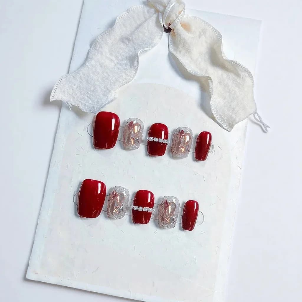 Uñas Postizas Rojas con Cadena y Strass Aurora, Forma Bailarina Corta