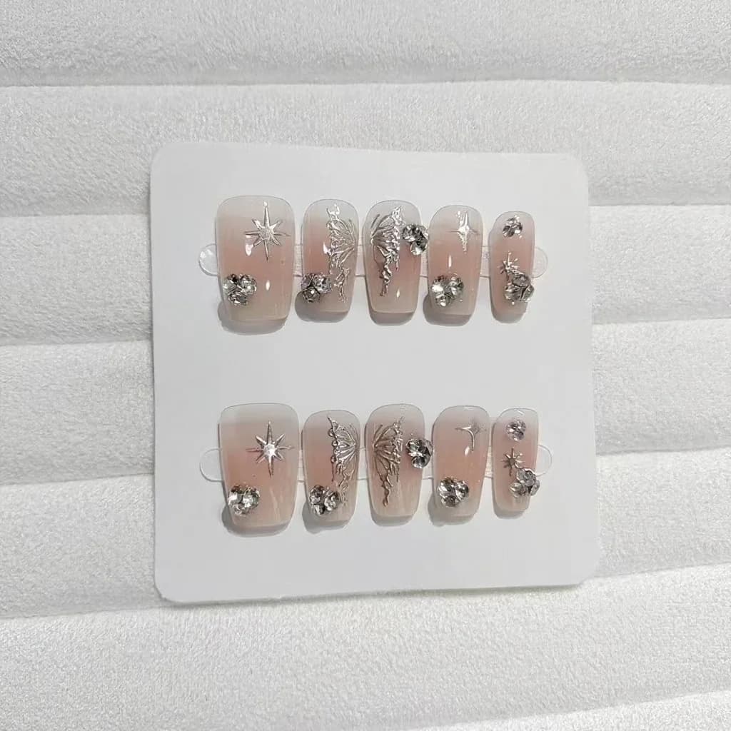 Uñas Postizas Ala de Mariposa, Coffin Corto con Brillo Plateado