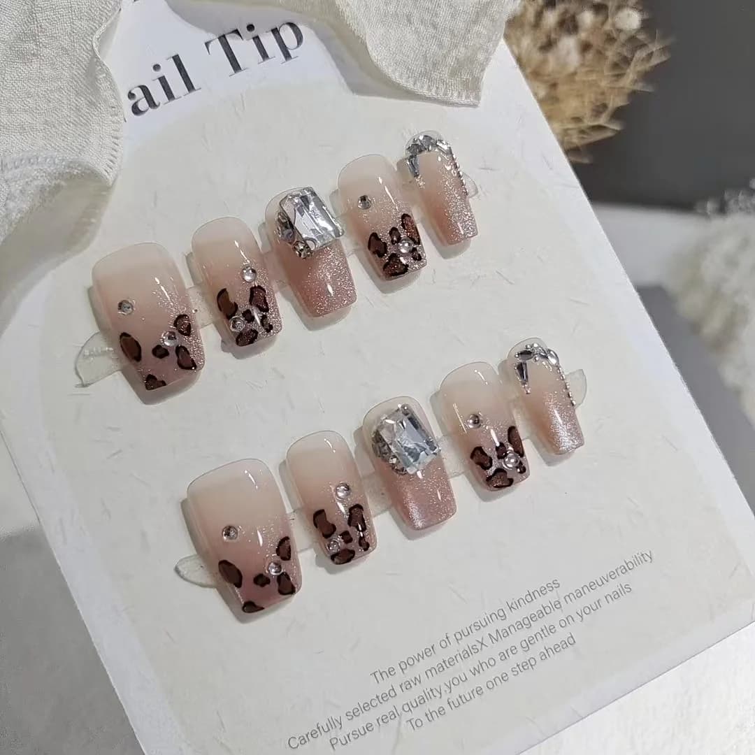 Uñas Postizas Estampado Leopardo con Piedras Corte Coffin Corto