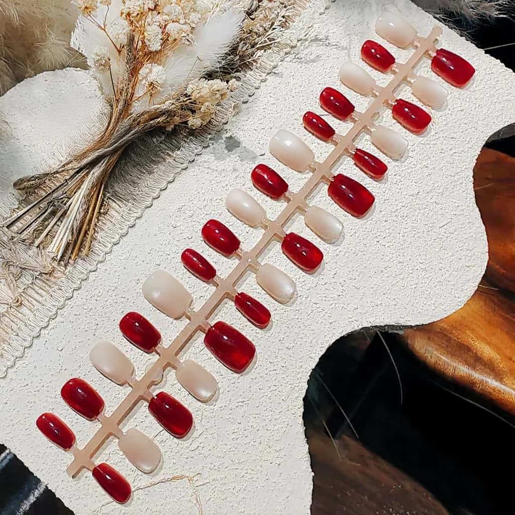 Uñas Postizas Rojas Ojo de Gato con Perlas de Cristal y Diseño de Purpurina