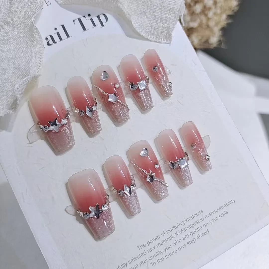 Uñas Postizas con Diseño de Corazones y Acabado Brillante
