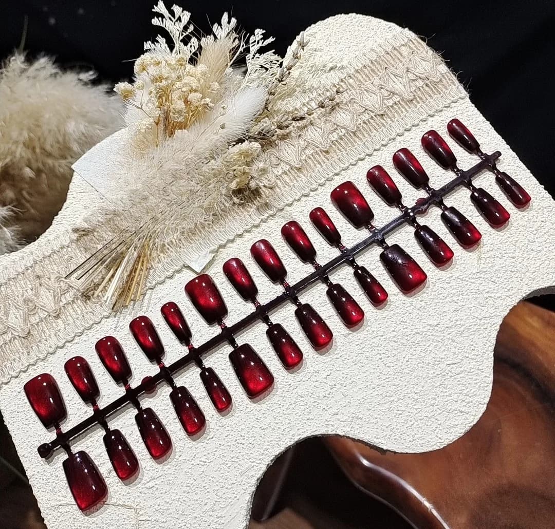 Uñas Postizas Rojas Ojo de Gato Efecto Perla de Vidrio Cortas Coffin Bailarina