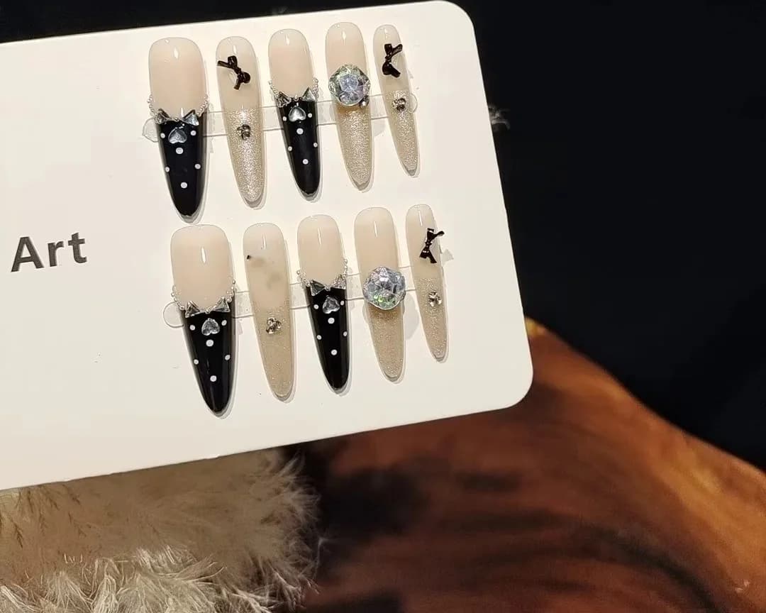 Uñas Postizas Negras con Mariposa y Cristales, Manicura Glitter Ojo de Gato