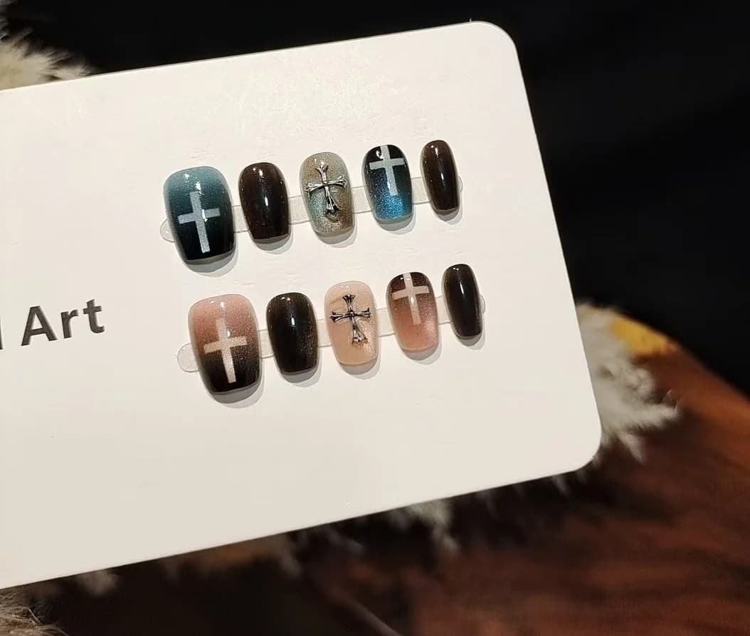 Uñas Postizas Azul y Rosa Ojo de Gato con Cuentas de Vidrio y Diseño de Cruz