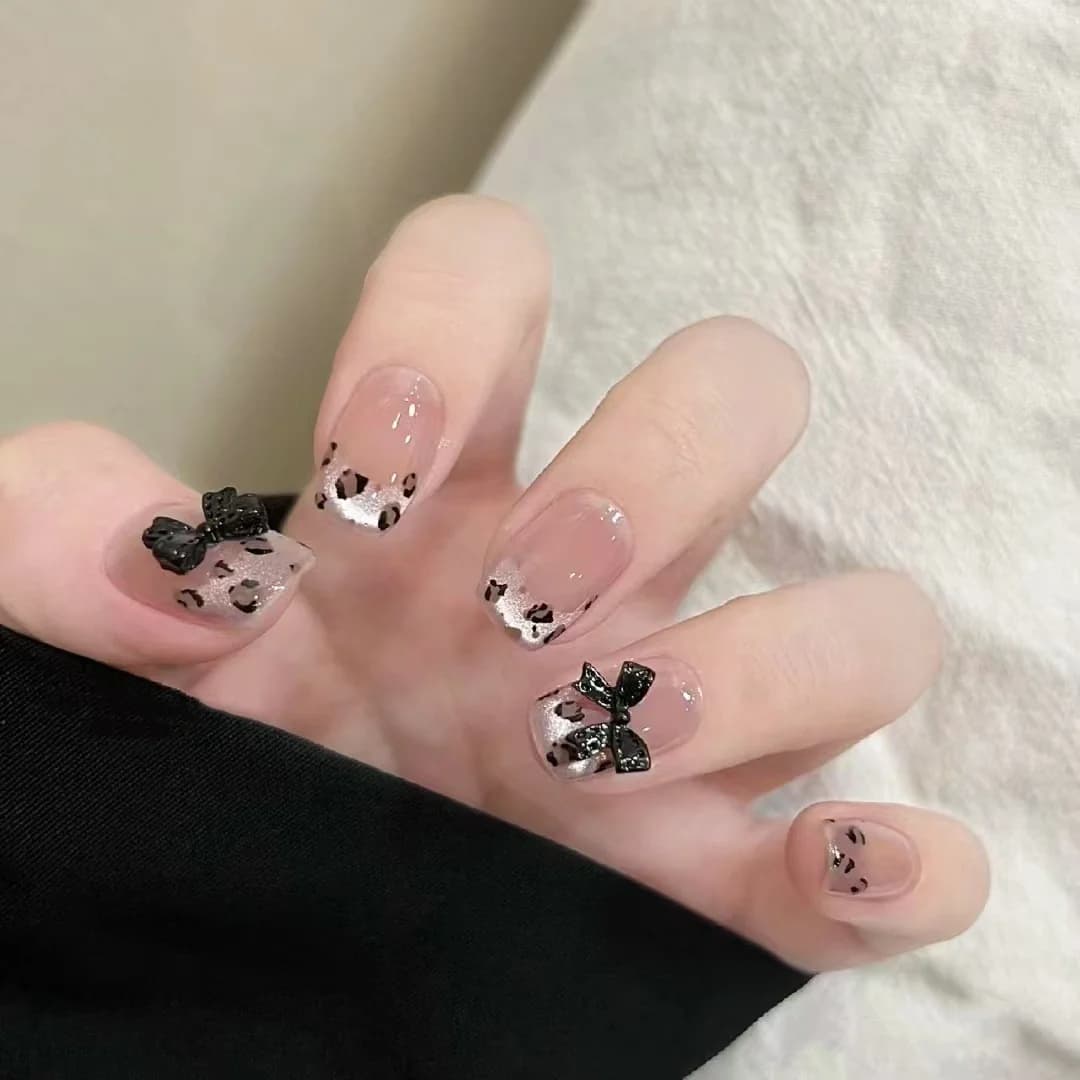 Uñas Postizas Estampado Leopardo y Mariposa, Forma Coffin Corta, 10 Pzs