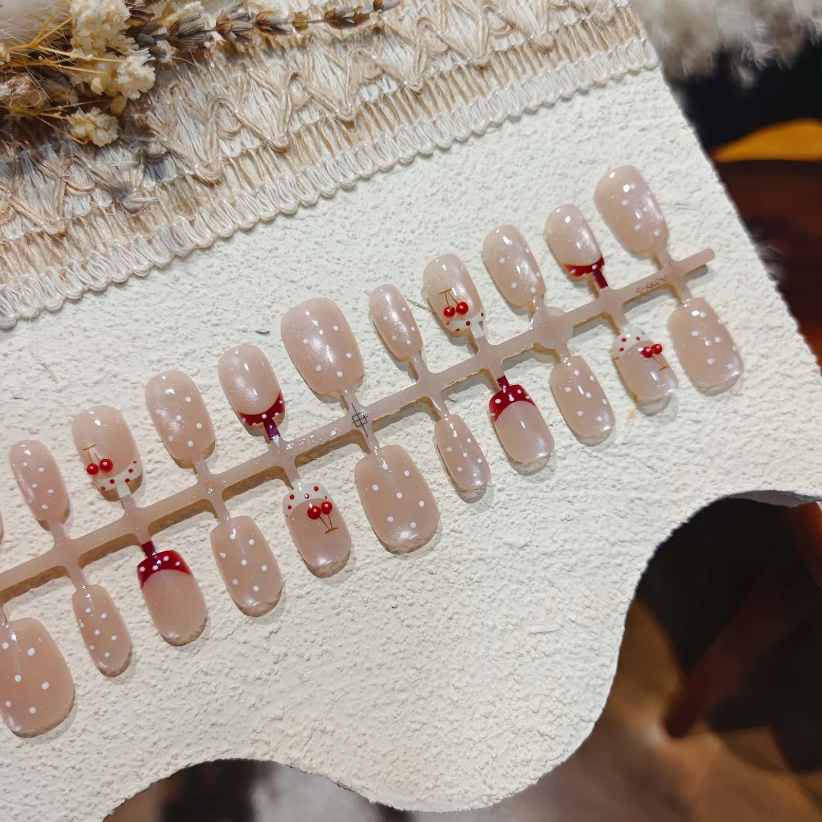 Uñas Postizas con Diseño de Cerezas y Lunares con Cristales, Forma Ballet Corta
