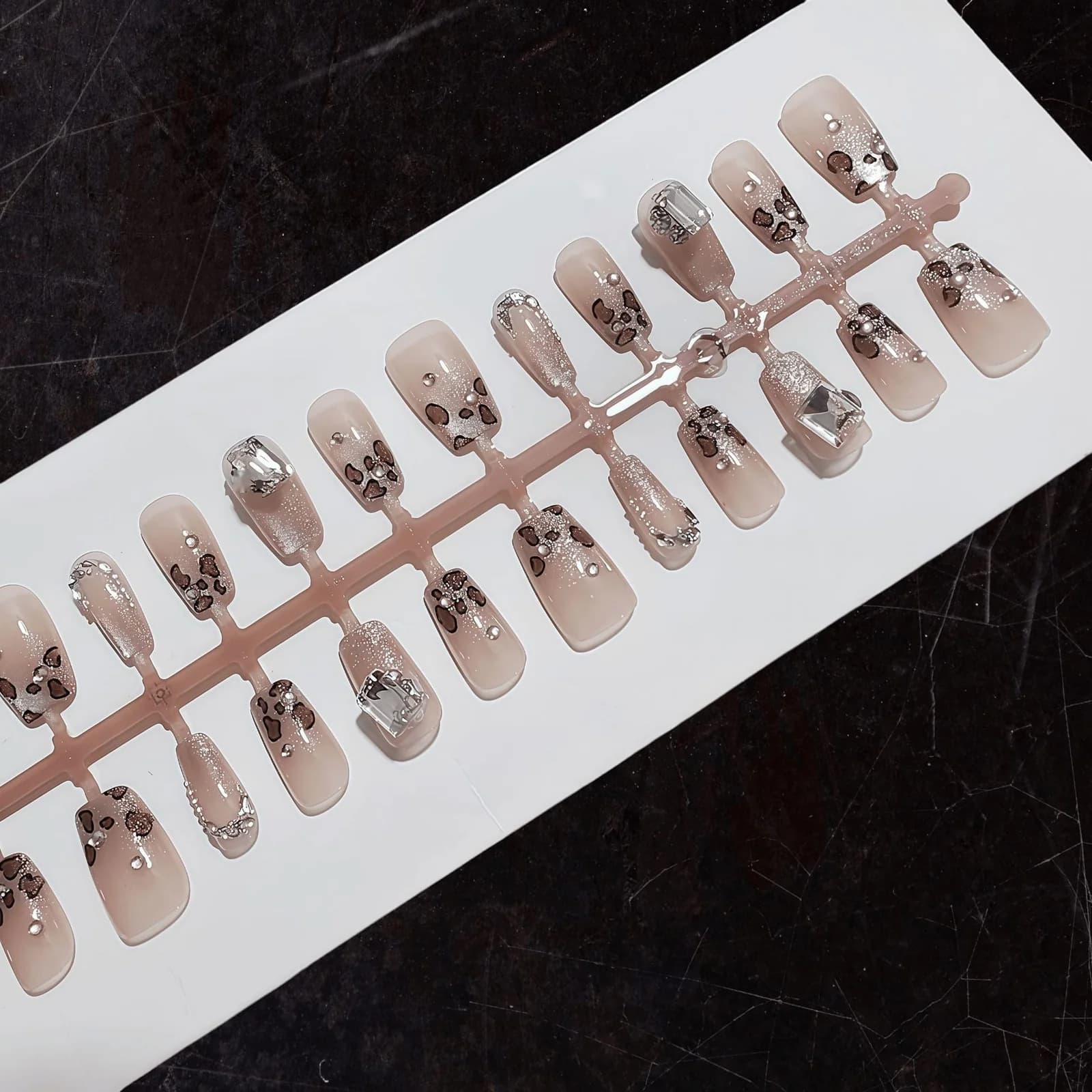 Uñas Postizas Estampado Leopardo con Piedras Corte Coffin Corto