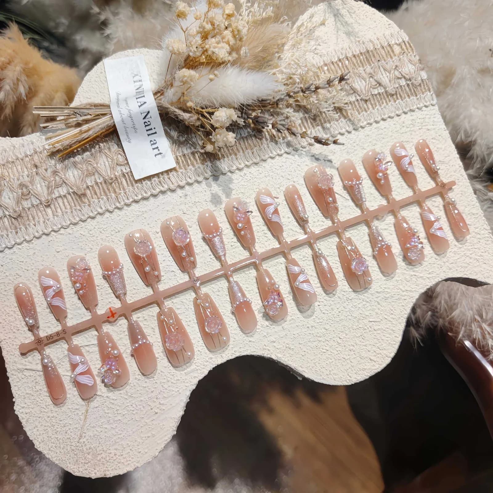 Uñas Postizas Rosa con Línea Dorada, Mariposa y Brillo Ojo de Gato