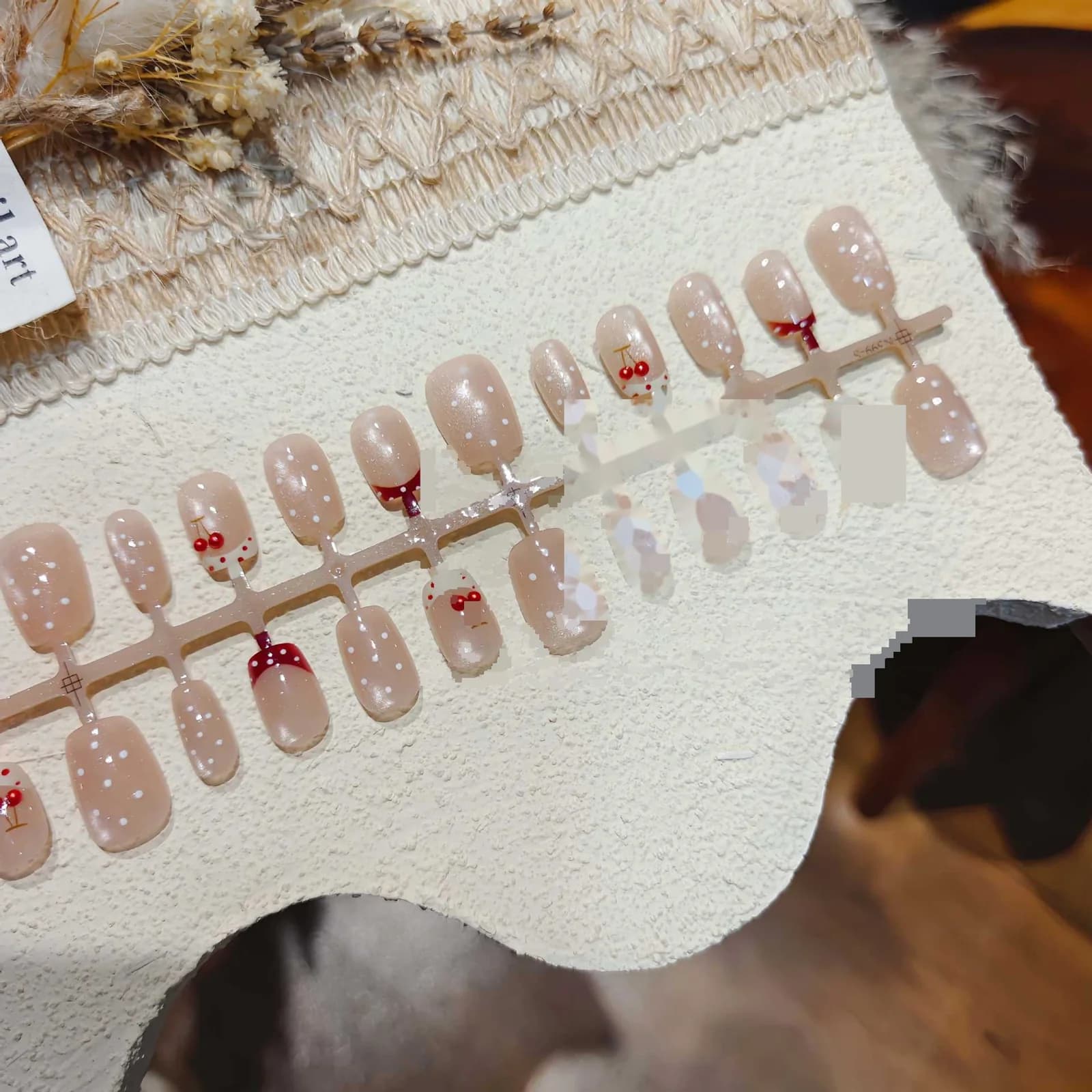 Uñas Postizas con Diseño de Cerezas y Lunares con Cristales, Forma Ballet Corta