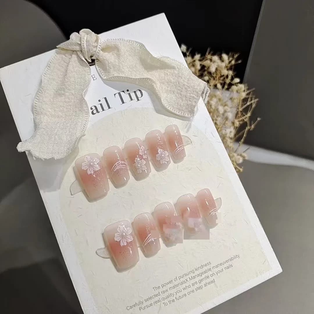Uñas Postizas Pintadas a Mano con Diseño Floral y Efecto Rubor, Forma Coffin Corta