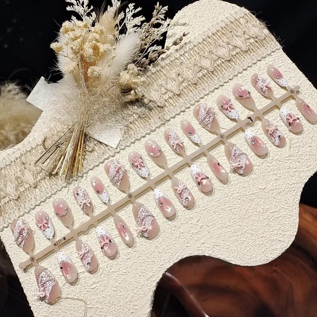 Uñas Postizas Rosa Satén con Efecto Ojo de Gato, Lazo y Cristales