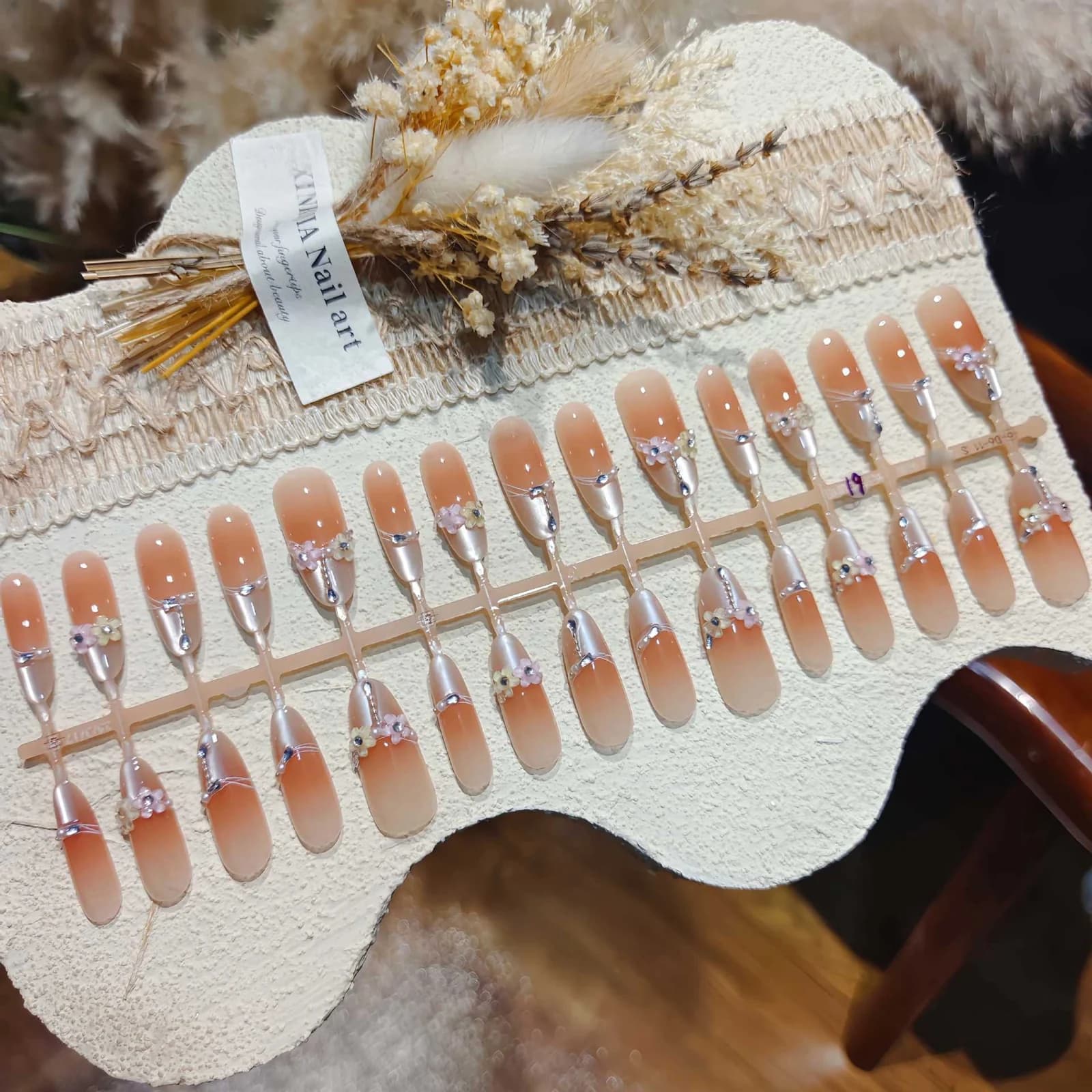 Uñas Postizas Florales Ojo de Gato, Forma Stiletto Larga con Cristales