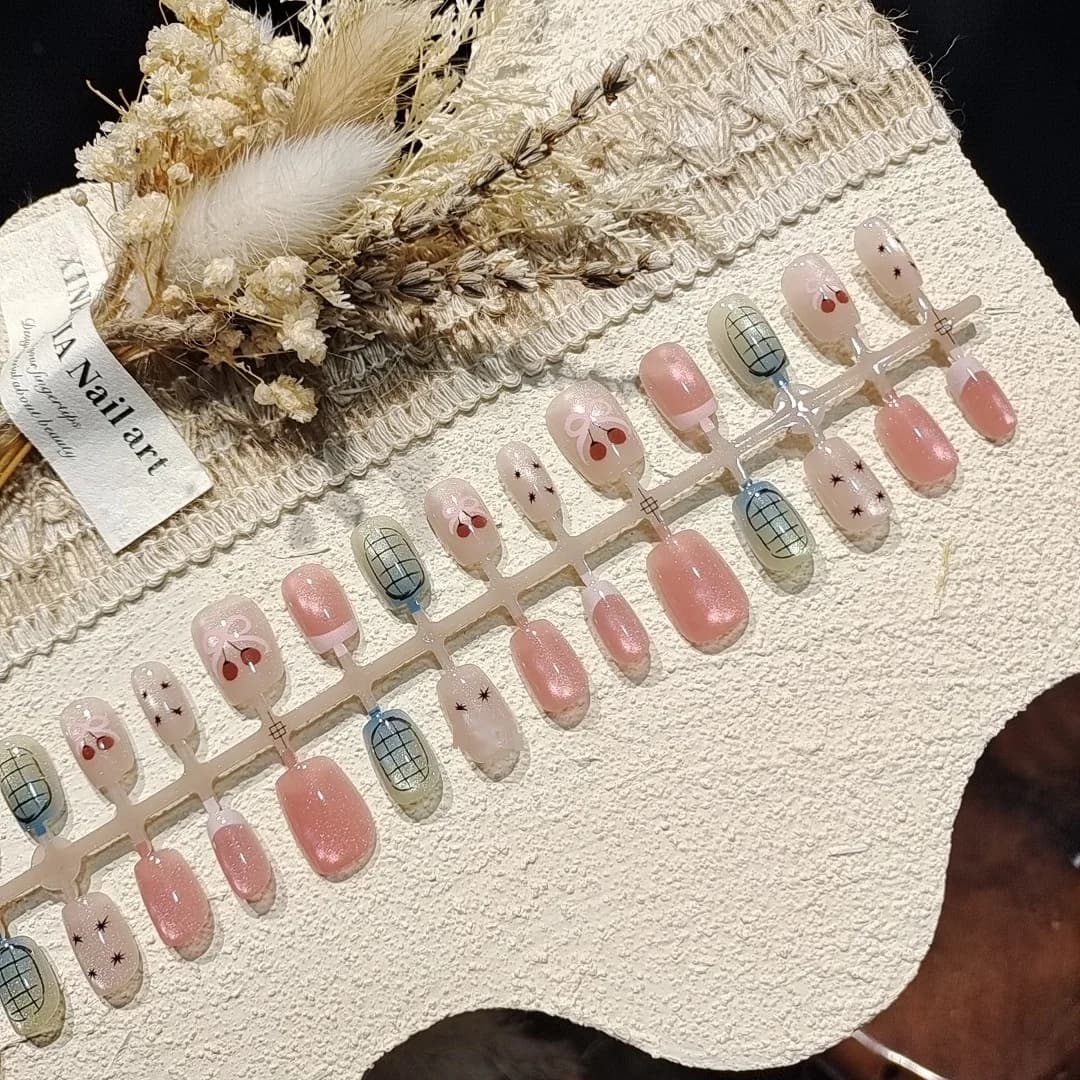 Uñas Postizas Estilo Bailarina Cortas con Efecto Ojo de Gato y Cereza Rosa