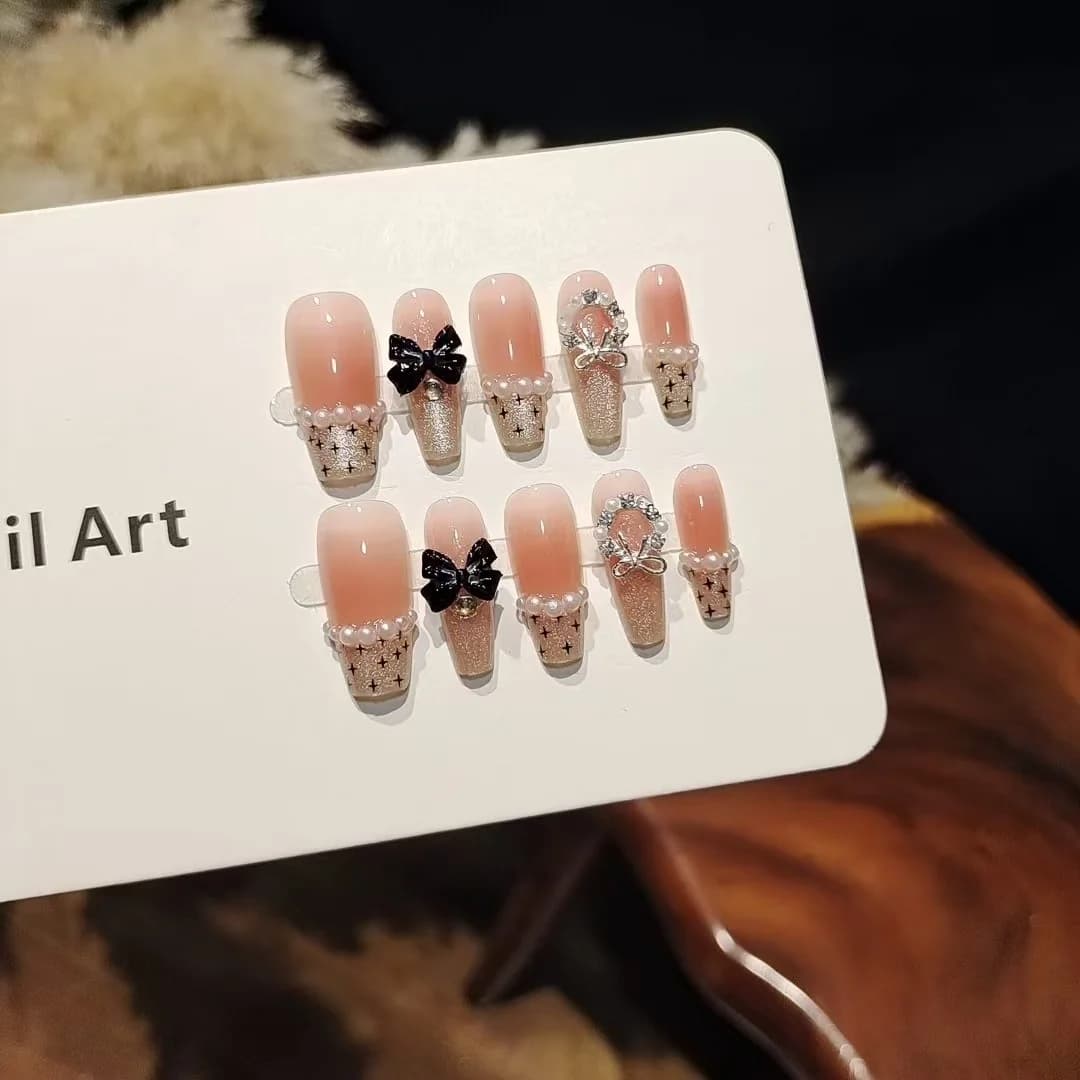Uñas Postizas de Tul Rosa con Mariposa Negra y Diseño de Lazo