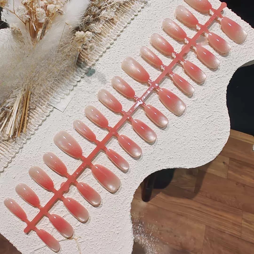 Set de Uñas Postizas Preformadas con Acabado Ojo de Gato y Perla de Vidrio