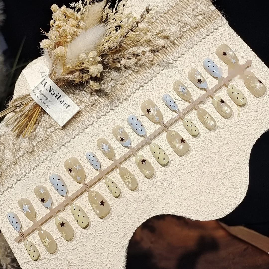 Uñas Postizas Ovaladas Cortas con Lunares, Efecto Ojo de Gato y Perlas de Cristal