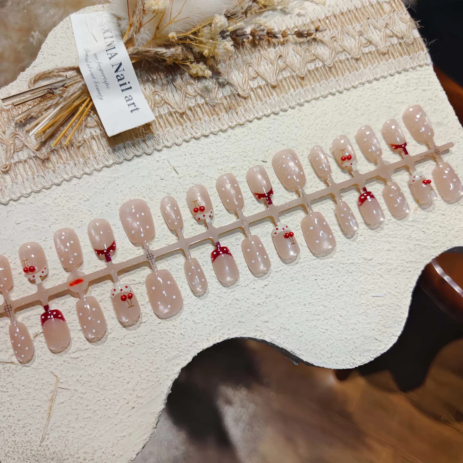 Uñas Postizas con Diseño de Cerezas y Lunares con Cristales, Forma Ballet Corta