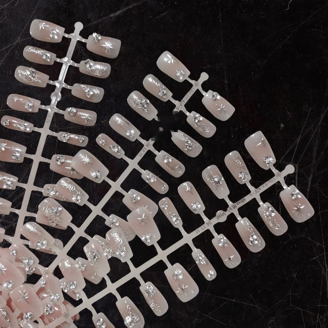 Uñas Postizas Alas de Mariposa Cortas Coffin con Purpurina Plateada 30 Unidades
