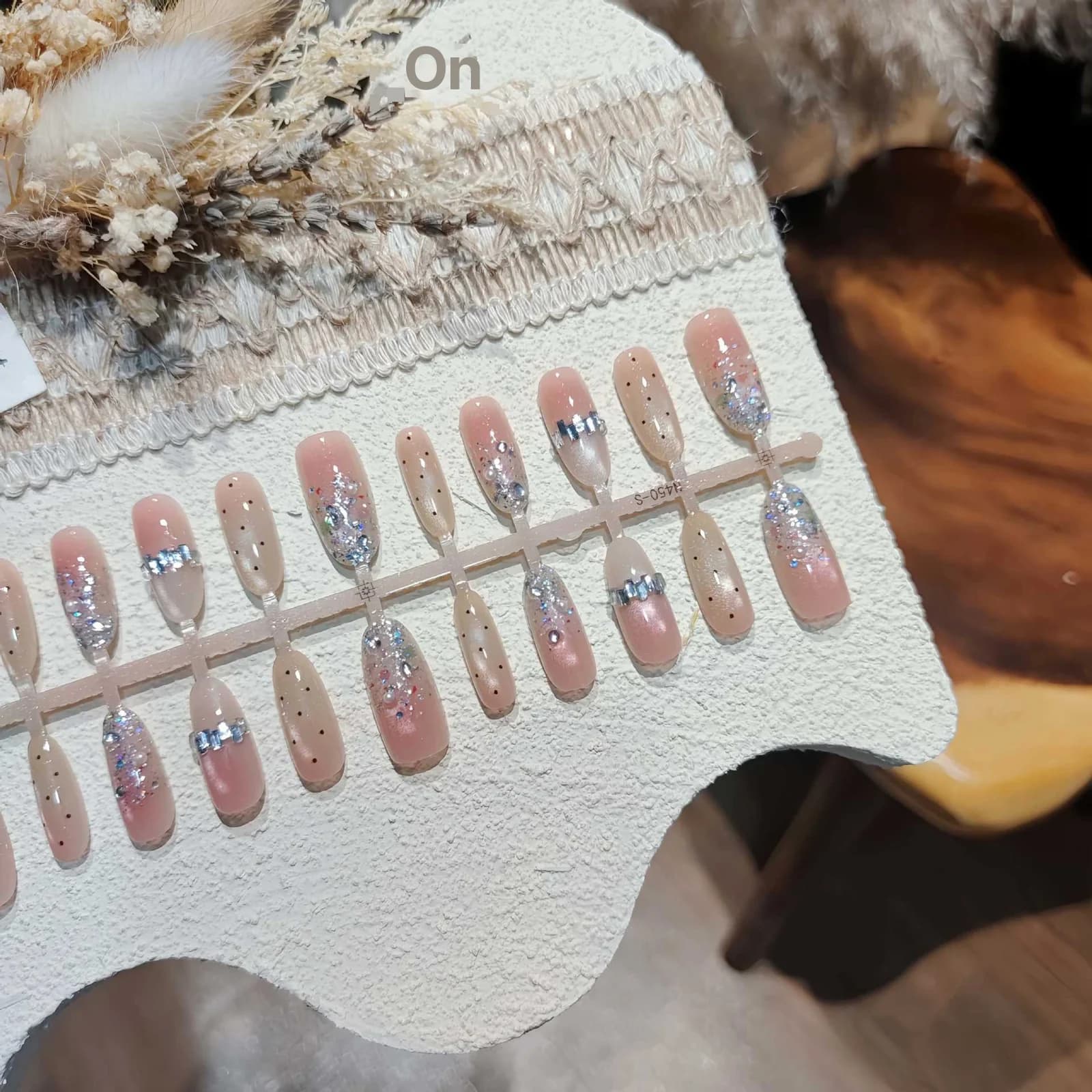 Uñas Postizas Nude con Purpurina Plateada Efecto Ojo de Gato Forma Ovalada Mediana