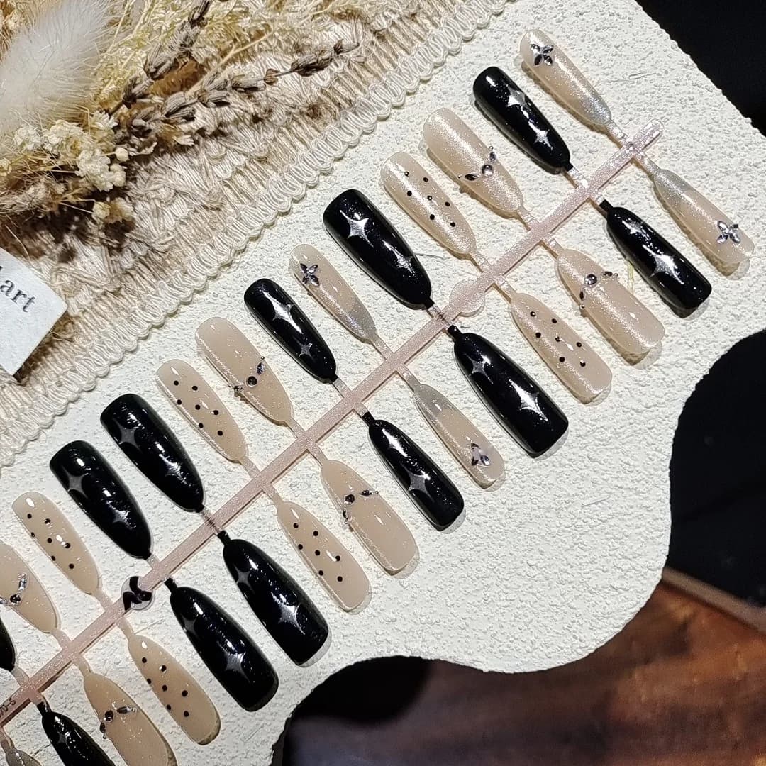 Uñas Postizas Stiletto con Estrás Diseño Cielo Estrellado Oscuro