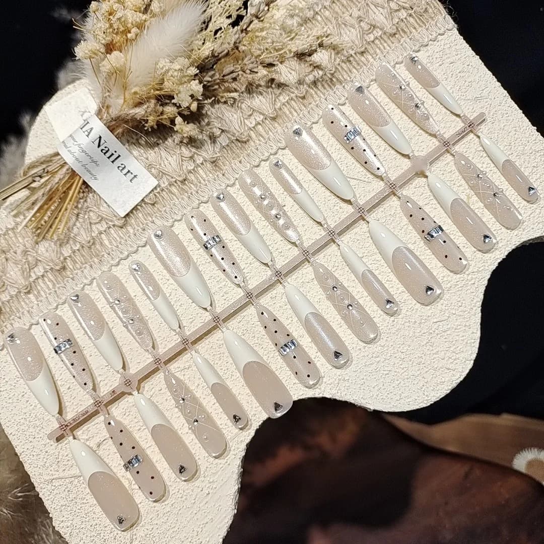 Uñas Postizas Blanco Lechoso con Grandes Diamantes de Imitación, Efecto Ojo de Gato