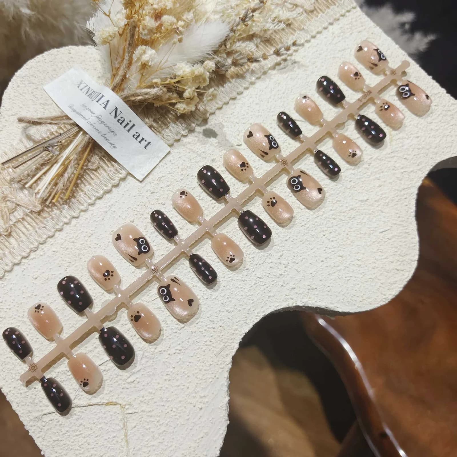 Uñas Postizas Ojo de Gato Negras, Forma Bailarina Corta con Cuentas de Vidrio