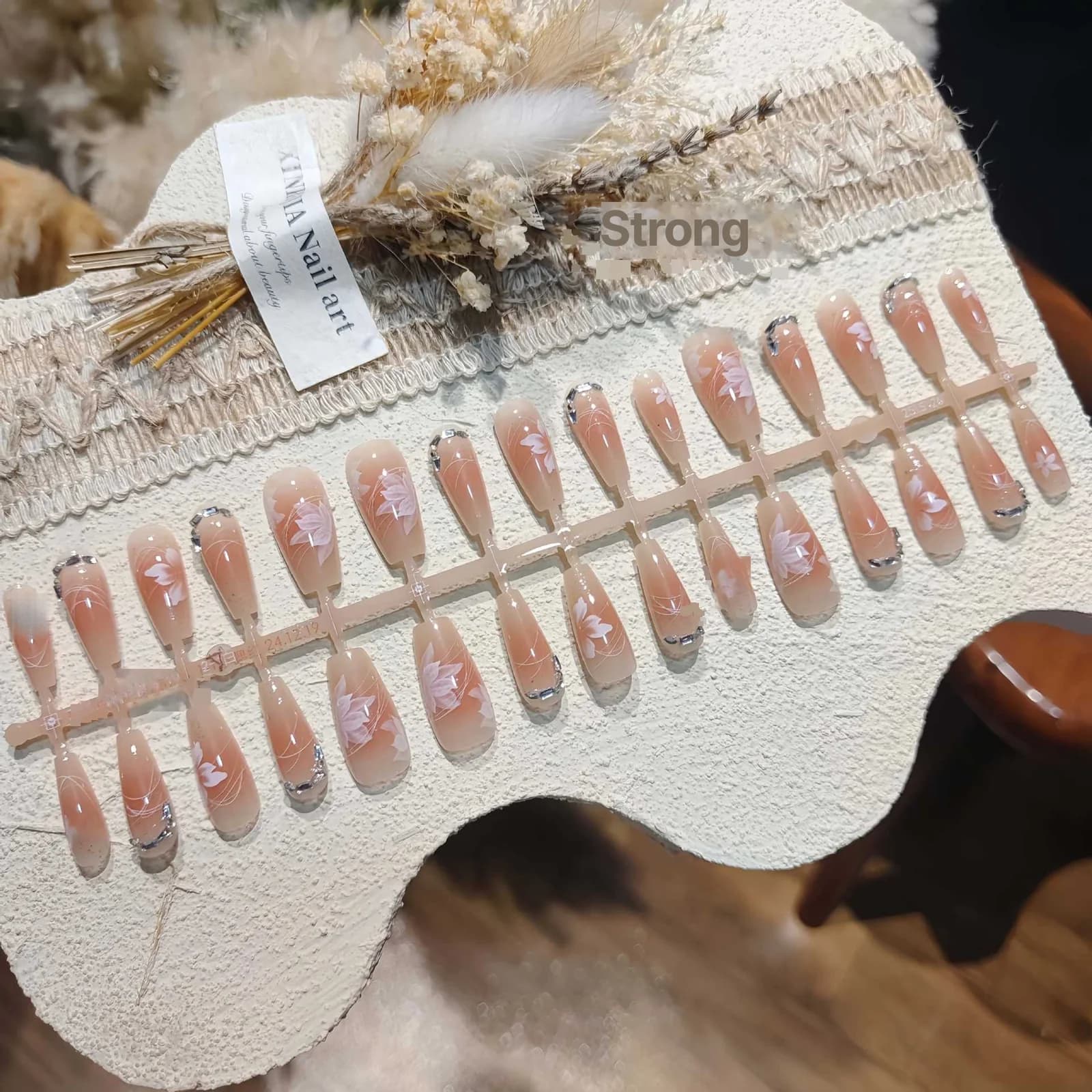 Uñas Postizas Florales con Diamantes de Imitación, Diseño Largo Degradado Rubor