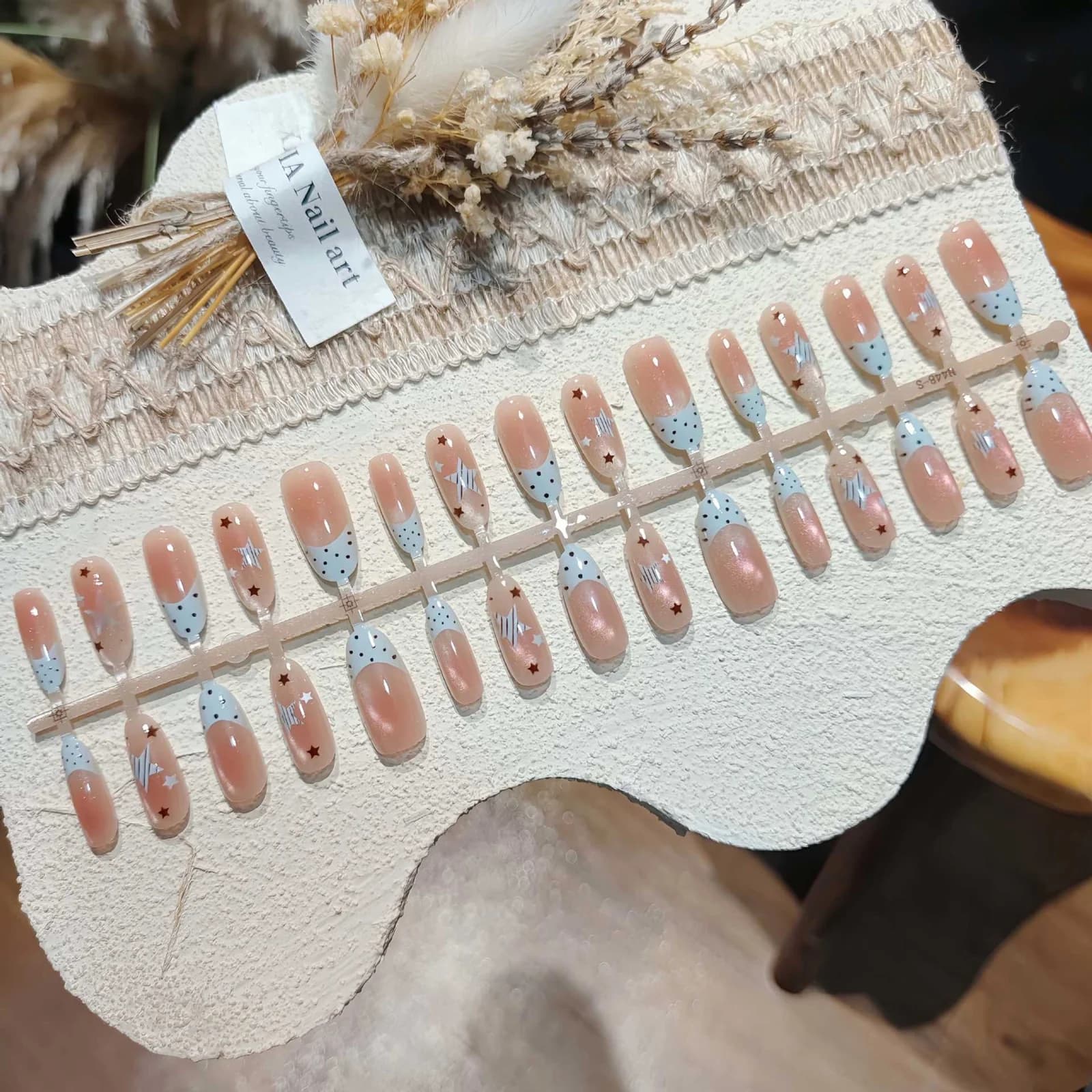 Uñas Postizas de Gel Blando Medianas Ovaladas con Diseño de Sal Marina, Lunares y Ojo de Gato