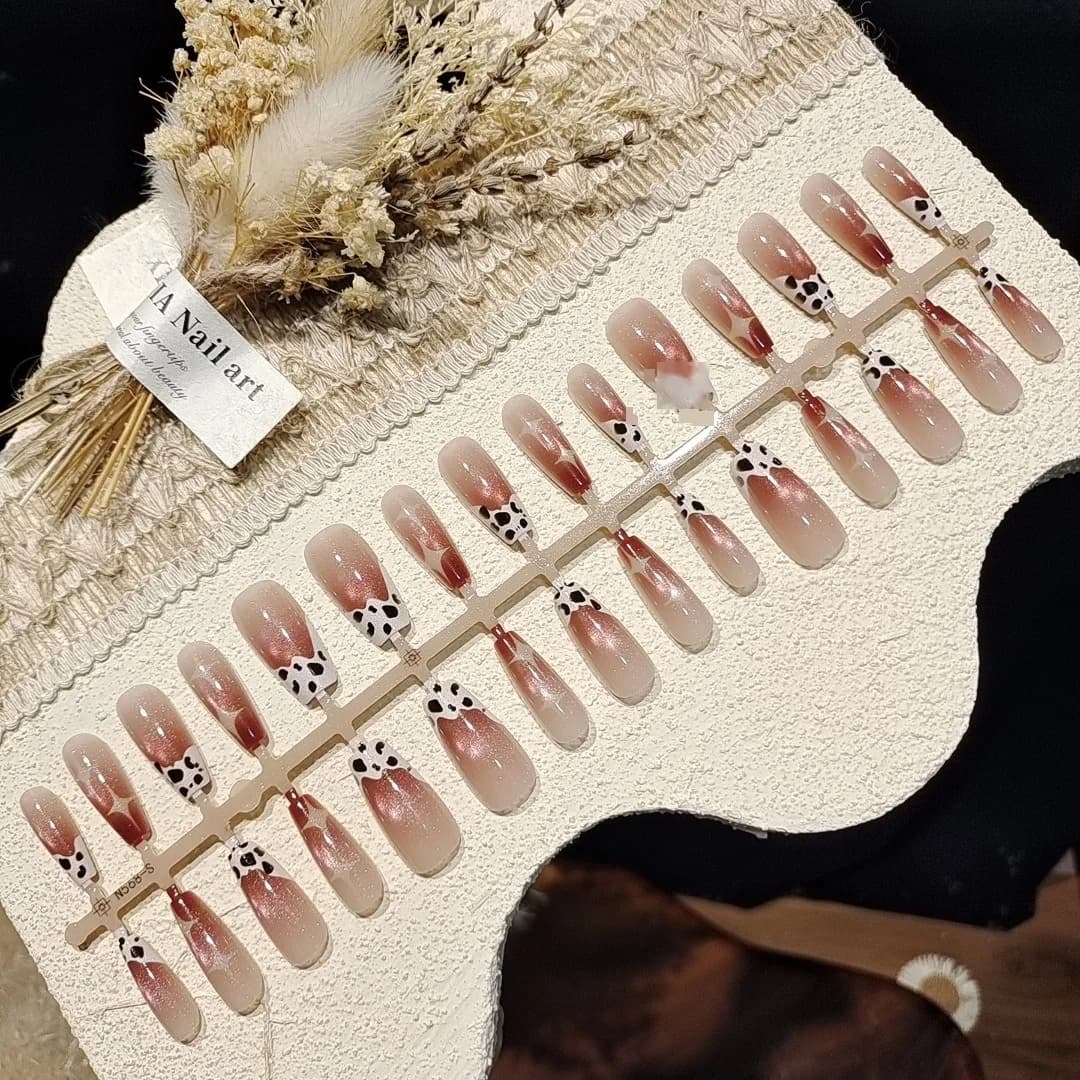 Uñas Postizas Ojo de Gato Marrón Crepúsculo con Diseño de Perlas de Vidrio