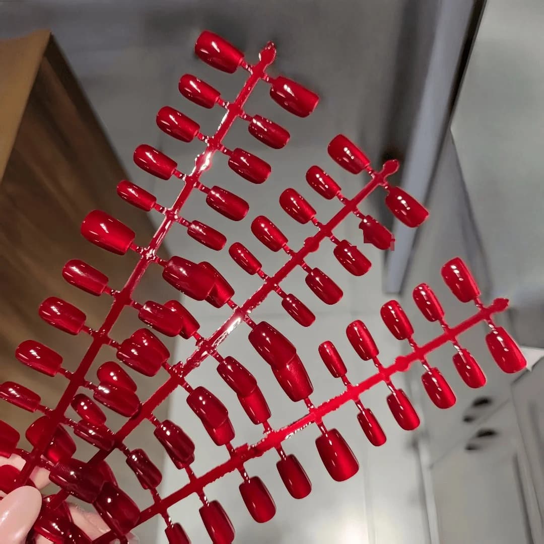 Uñas Postizas Rojas Cortas con Efecto Ojo de Gato y Brillo