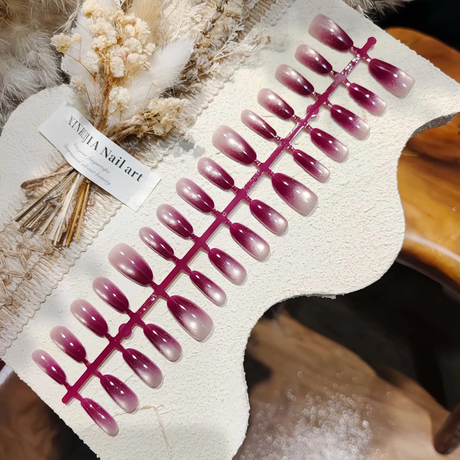 Uñas Postizas Ojo de Gato Moradas, Forma Ovalada Mediana, Diseño con Cuentas de Vidrio