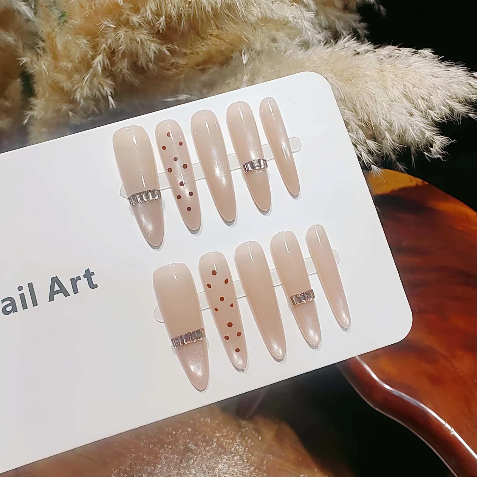 Uñas Postizas Nude con Purpurina Dorada, Efecto Ojo de Gato y Cuentas de Vidrio