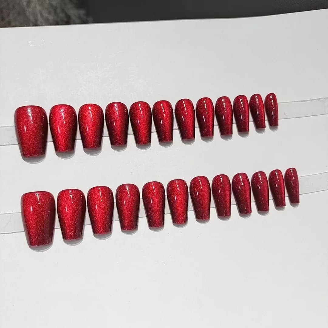 Uñas Postizas Ojo de Gato Rojas Cortas y Medianas Forma Coffin