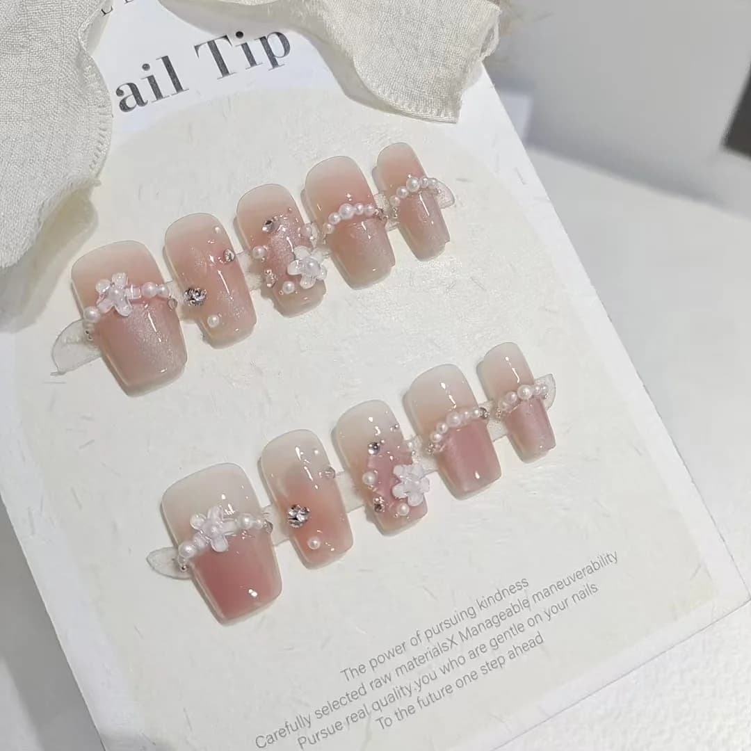 Uñas Postizas Ojo de Gato Camelia Blanca con Detalles de Perlas