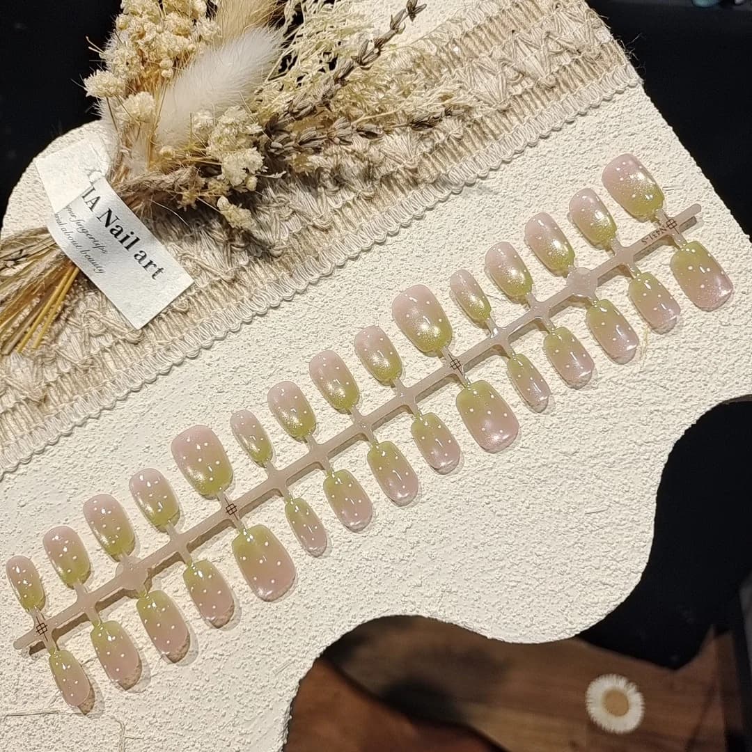 Uñas Postizas Ojo de Gato con Perlas de Cristal y Lunares